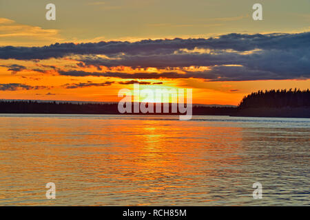 Ciel coucher de soleil sur le fleuve Mackenzie, Fort Providence, Territoires du Nord-Ouest, Canada Banque D'Images