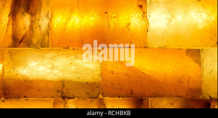 Sel de l'himalaya mur de briques. Ce sel de l'himalaya mur est jaune et orange. L'intérieur de la thérapie de sel sauna, spa ou hôtel Banque D'Images