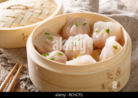 Dim Sum en bateau à vapeur de bambou, cuisine chinoise. Libre de style rustique. Banque D'Images