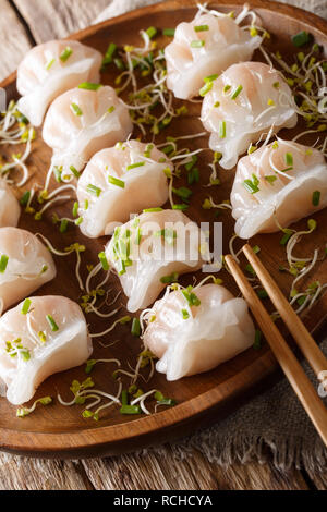 Dim sum chinois aux crevettes servis avec microgreen close-up sur la table verticale. Banque D'Images