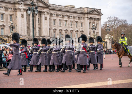 Traditionnelle Wachablösung vor dem relève de la garde de Buckingham Palace, Londres, Frankreich Großbritannien, Europa | cérémonie traditionnelle Banque D'Images
