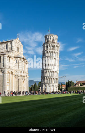 01 janvier 2019, Pise, Toscane, Italie - Tour de Pise et d'un côté de la cathédrale de Pise vue depuis le sud-est Banque D'Images