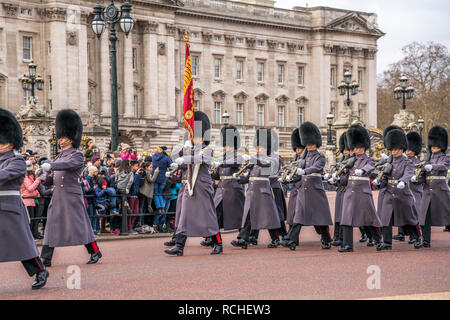 Traditionnelle Wachablösung vor dem relève de la garde de Buckingham Palace, Londres, Frankreich Großbritannien, Europa | cérémonie traditionnelle Banque D'Images