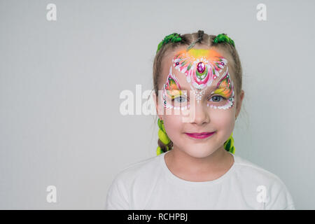 Portrait de jeune fille belle avec aqua maquillage sur visage isolé sur fond blanc. Banque D'Images