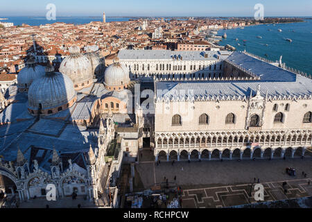Du Palais des Doges de la campanile, Venise, Italie Banque D'Images