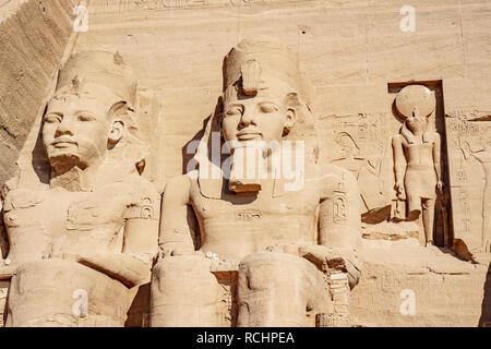 Ramsès Ramsès le deuxième ou le Grand et Horus statues sculptées dans la roche à Abu Simbel Temple Banque D'Images