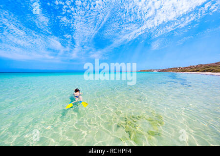 Femme de la plongée avec tuba dans les eaux claires de la baie de corail sur la côte de Ningaloo. L'ouest de l'Australie Banque D'Images