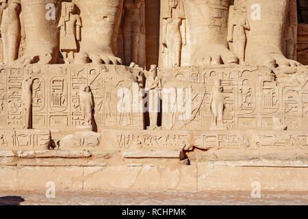 Hyeroglyphs à Abou Simbel Temple représentant Horus et le roi Ramsès le Grand à Abu Simbel Village près d'Assouan, Egypte Banque D'Images