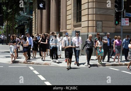 Les personnes qui traversent la rue Edward à un passage pour piétons, centre-ville de Brisbane, Queensland, Australie Banque D'Images