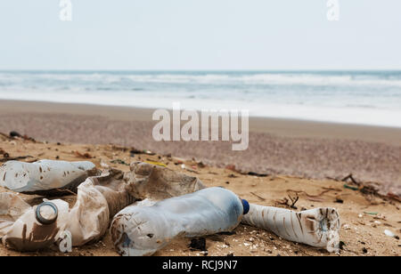 La pollution de la plage. Les bouteilles en plastique et autres ordures sur mer plage Banque D'Images