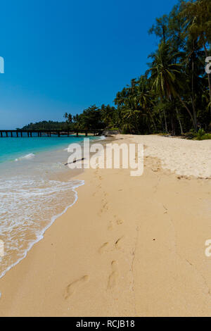 Paysage d'été sur l'île de Koh Kood tropicales en Thaïlande. Empreintes de pas sur le sable et du paysage avec vue sur la mer prises de Ao Tapao beach. Banque D'Images