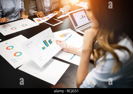 Concept d'affaires et de bureau - close up de l'équipe commerciale avec les chats et graphiques in office Banque D'Images