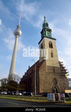 Berlin, Allemagne - le 10 novembre 2018. Vue de l'église Marienkirche et Fernsehturm, la tour de télévision de Berlin. Banque D'Images