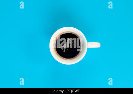 Espresso cup isolé sur fond bleu. Vue de dessus Banque D'Images