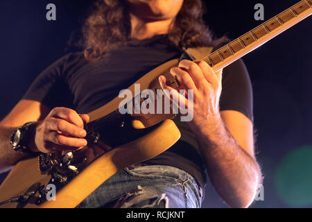 Thessalonique, Grèce - 22 septembre 2018 : Bass Player en action sur scène lors d'un concert de rock au théâtre de la ville, stade flou spo Banque D'Images