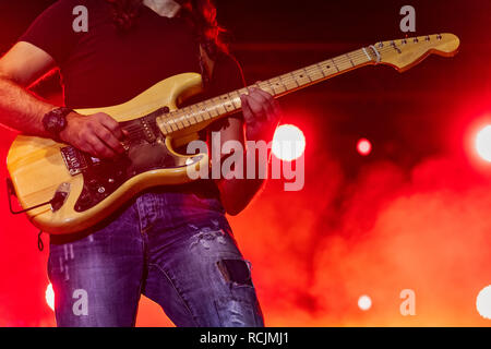 Thessalonique, Grèce - 22 septembre 2018 : Bass Player en action sur scène lors d'un concert de rock au théâtre de la ville, stade flou spo Banque D'Images