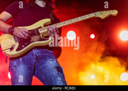 Thessalonique, Grèce - 22 septembre 2018 : Bass Player en action sur scène lors d'un concert de rock au théâtre de la ville, stade flou spo Banque D'Images