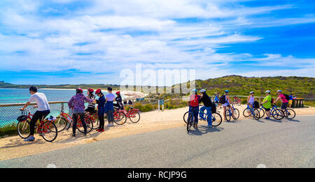 Les touristes avec des vélos garés à côté de Salmon Bay sur l'île Rottnest Banque D'Images