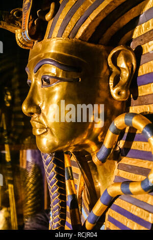 Masque funéraire en or iconique du jeune Roi de la tombe de Toutankhamon au Musée des Antiquités égyptiennes (Musée du Caire), Le Caire, Egypte Banque D'Images