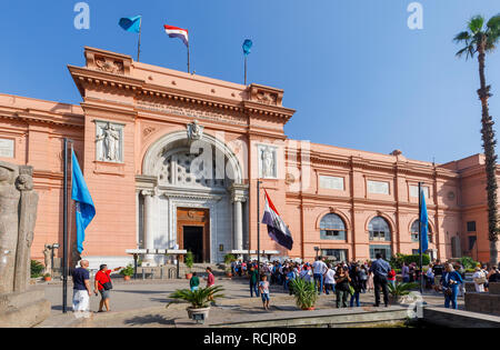 Vue de l'entrée impressionnante de l'emblématique musée d'antiquités égyptiennes (Musée du Caire), l'une des principales attraction touristique au Caire, Egypte sur une journée ensoleillée Banque D'Images