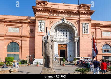 Vue de l'entrée impressionnante de l'emblématique musée d'antiquités égyptiennes (Musée du Caire), l'une des principales attraction touristique au Caire, Egypte sur une journée ensoleillée Banque D'Images