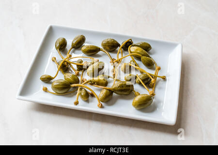 Conserves de câpres au vinaigre et prêt à manger de la plaque. L'alimentation biologique. Banque D'Images