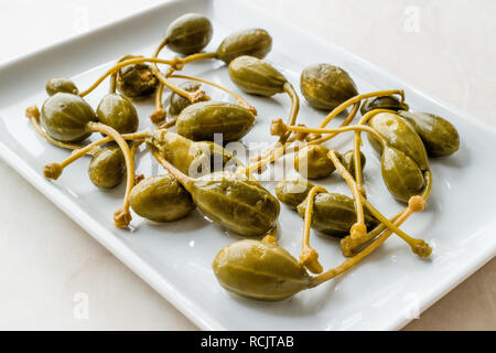 Conserves de câpres au vinaigre et prêt à manger de la plaque. L'alimentation biologique. Banque D'Images