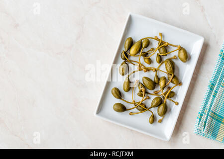 Conserves de câpres au vinaigre et prêt à manger de la plaque. L'alimentation biologique. Banque D'Images