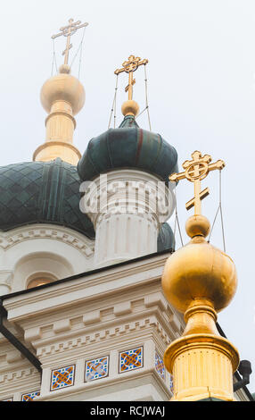 Dômes dorés de l'église de la résurrection de Christ. C'est une attraction touristique populaire à la périphérie de Yalta, en Crimée Banque D'Images