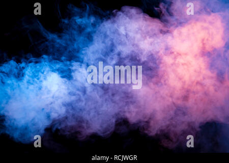 La fumée d'une multicolore vape de bleu et violet couleur de l'étrange forme mystique sur sur un arrière-plan noir isolé. Nuages lumineux dans l'abrégé Banque D'Images