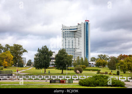 Minsk, Belarus - Οctober 4, 2018 : Hôtel Belarus dans la partie centrale de la ville de Minsk au printemps. L'architecture soviétique. Minsk, Bélarus Banque D'Images