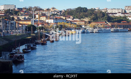 Vieux bateaux sur la rivière Duoro à Porto, Portugal Banque D'Images