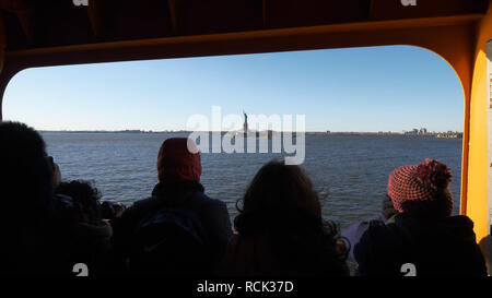 Deux jeunes filles prendre le ferry pour Staten Island lors d'une journée ensoleillée Banque D'Images