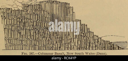 . Éléments de géologie : un texte-livre pour les collèges et pour le lecteur. La géologie. De certaines structures trouvées dans de nombreuses roches éruptives. 213 basalte, probablement parce que cette roche a été superfusé, et est donc parfois appelé structure basaltique. Les draps et les digues de cette roche- sont souvent trouvés composé entièrement de colonnes prismatiques régulières, de transmission. Nouvelle Galles du Sud (Dana). étroitement en emboîtant, variant en taille de quelques pouces à un pied ou plus, et de longueur de plusieurs pieds à cinquante ou cent pieds. Lorsque ces colonnes ont été bien exposés sur des falaises par l'action des vagues, ou sur Banque D'Images