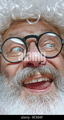 Portrait of happy smiling Santa Claus. Célébration de Noël concept. L'émotionnel face de Santa Clause dans les lunettes. La maison de vacances, d'expression, émotions, senior, hiver, geste concept. Le concept de l'expression faciale Banque D'Images