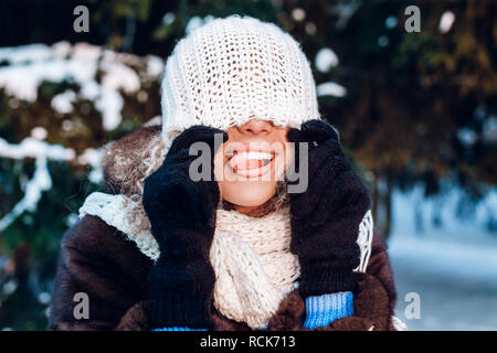 Belle jeune femme black s'amuse dans winter park Banque D'Images