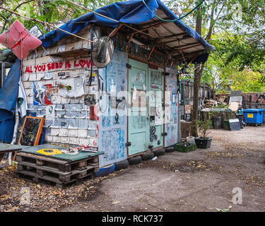 Berlin, Kreuzberg. Princess Garden Shed, faite de matières de récupération en Prinzessinnengarten jardin commun - un lieu de rencontre communautaire Banque D'Images