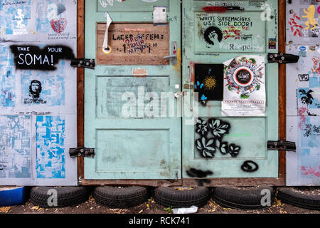 Berlin, Kreuzberg. Princess Garden Shed, faite de matières de récupération en Prinzessinnengarten jardin commun - un lieu de rencontre communautaire Banque D'Images