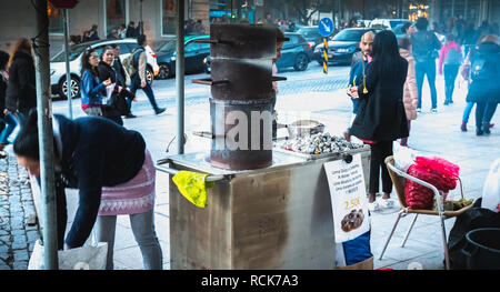 Porto, Portugal - 30 novembre 2018 : les vendeurs de rue de châtaignes grillées en face de la gare de Sao Bento dans le centre-ville, sur une journée d'automne Banque D'Images