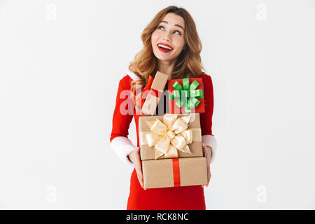 Portrait de jolie femme 20s, 5 costume rouge smiling, bande d'box sur fond blanc Banque D'Images