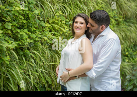 Homme et femme couple dans le jardin Banque D'Images