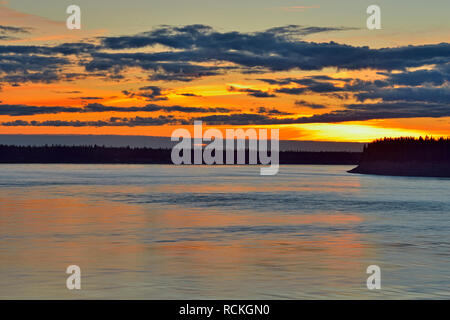 Ciel coucher de soleil sur le fleuve Mackenzie, Fort Providence, Territoires du Nord-Ouest, Canada Banque D'Images