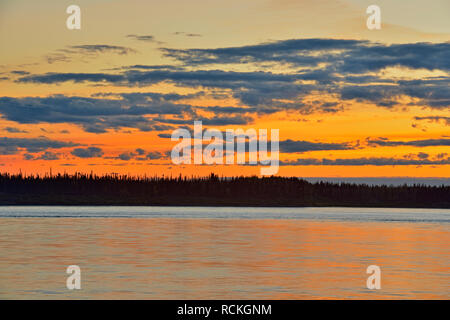 Ciel coucher de soleil sur le fleuve Mackenzie, Fort Providence, Territoires du Nord-Ouest, Canada Banque D'Images