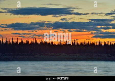 Ciel coucher de soleil sur le fleuve Mackenzie, Fort Providence, Territoires du Nord-Ouest, Canada Banque D'Images