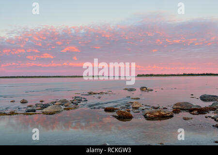 Fleuve Mackenzie, à l'aube, Fort Providence, Territoires du Nord-Ouest, Canada Banque D'Images