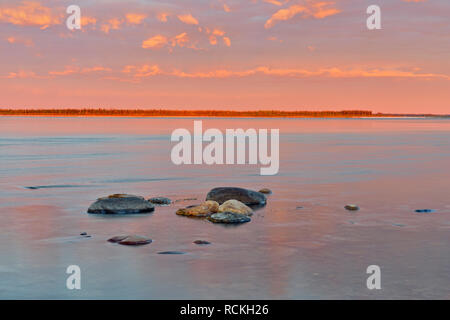 Fleuve Mackenzie, à l'aube, Fort Providence, Territoires du Nord-Ouest, Canada Banque D'Images