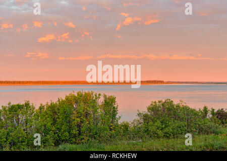 Fleuve Mackenzie, à l'aube, Fort Providence, Territoires du Nord-Ouest, Canada Banque D'Images