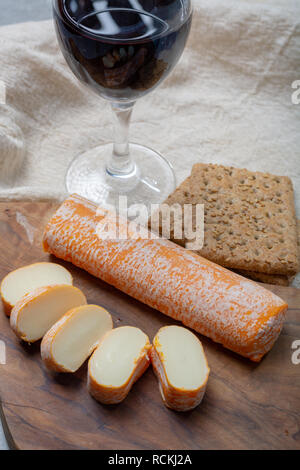 Fagotin avec fromage à croûte lavée de couleur orange fabriqué à partir de lait de vache dans des grottes de l'abbaye de Maredsous, Belgique close up Banque D'Images