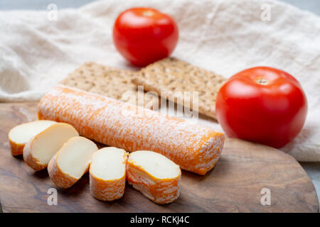 Fagotin avec fromage à croûte lavée de couleur orange fabriqué à partir de lait de vache dans des grottes de l'abbaye de Maredsous, Belgique close up Banque D'Images