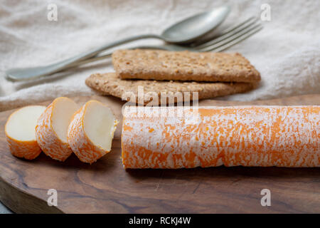 Fagotin avec fromage à croûte lavée de couleur orange fabriqué à partir de lait de vache dans des grottes de l'abbaye de Maredsous, Belgique close up Banque D'Images